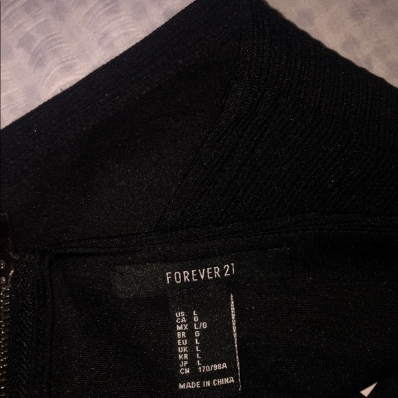 Cropped halter top in black - Picture 5 of 5